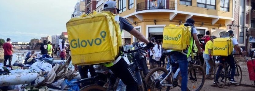 Entregador da Glovo nas ruas de Barcelona