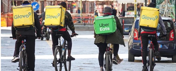 Entregador da Glovo nas ruas de Barcelona